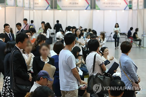 관광산업 채용박람회에서 구직자들이 면접을 기다리고 있다.