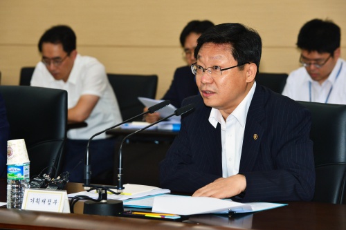 주형환 기획재정부 1차관이 13일 정부세종청사에서 주재한 물가관계차관회의에서 모두발언을 하고 있다.