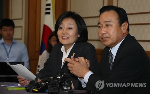 새누리당 이완구 원내대표와 새정치민주연합 박영선 원내대표가 19일 오후 서울 여의도 국회 귀빈식당에서 세월호 특별법 관련 합의문을 발표하고 있다.