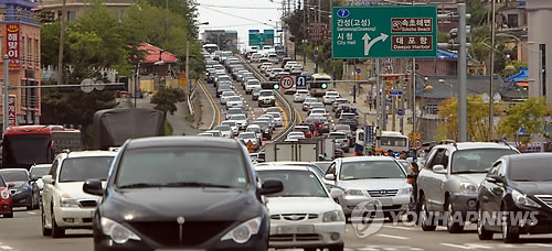 금융당국이 1989년에 도입된 자동차보험료 할인·할증 체계를 점수제에서 건수제로 바꾼다고 20일 발표하면서 보험료 편법 인상이 아니냐는 의견이 나오고 있다.