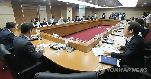 20일 오전 서울 종로구 서린동 무역보험공사에서 이관섭 산업통상자원부 1차관 주재로 '내수기업의 수출기업화를 위한 간담회'가 열리고 있다.