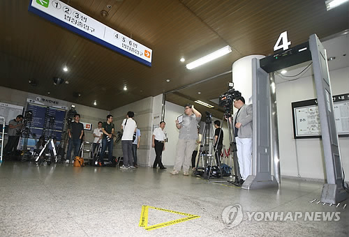 21일 오전 서울 서초동 서울중앙지법에서 취재진이 비리 혐의로 구속 전 피의자심문(영장실질심사)을 앞둔 조현룡 새누리당 의원 등 여야 현역의원들의 출석을 기다리고 있다.