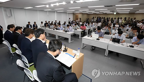 최경환 부총리 겸 기획재정부 장관을 비롯한 새 경제팀이 지난달 24일 정부세종청사 기획재정부 브리핑룸에서 관계부처 합동 브리핑을 열고 '새 경제팀의 경제정책방향'에 대해 밝히고 있다.