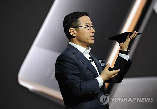 이돈주 삼성전자 무선사업부 전략마케팅실장 사장이 지난 12일(현지시각) 미국 뉴욕 매디슨 스퀘어가든 시어터에서 열린 '삼성 갤럭시 프리미어 2014' 행사에서 기조연설을 하고 있다.