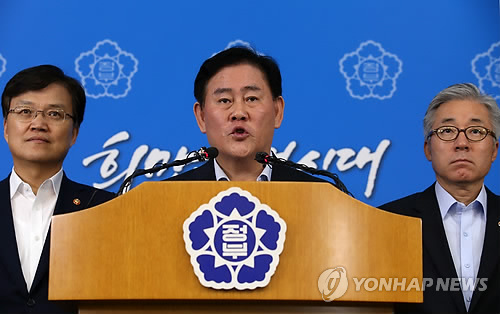 최경환 경제부총리 겸 기획재정부 장관이 26일 오전 정부서울청사 별관에서 민생 법안과 관련한 대국민 담화문을 발표하고 있다.