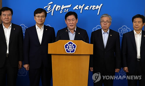 최경환(가운데) 경제부총리 겸 기획재정부 장관이 26일 오전 정부서울청사 별관 브리핑룸에서 경제·민생 법안 관련 대국민 담화문을 발표하고 있다.