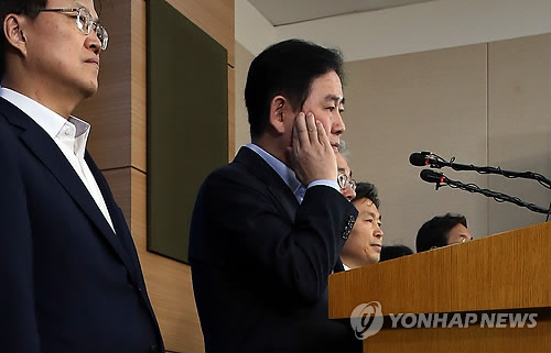 경제·민생 법안 관련 대국민 담화문 발표에 나선 최경환 경제부총리 겸 기획재정부 장관이 26일 오전 정부서울청사 별관 브리핑룸에서 기자들의 질문을 듣고 있다.