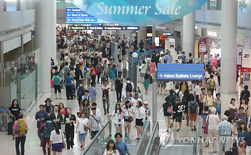 인천국제공항 면세구역이 해외로 나가는 여행객 등으로 북적이고 있다.