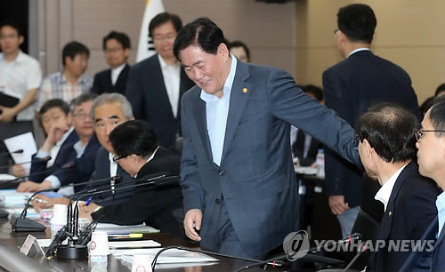 최경환 부총리 겸 기획재정부 장관이 27일 오전 정부세종청사 기재부 대회의실에서 열린 경제관계장관회의를 주재하기 위해 입장하고 있다.