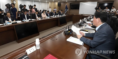 최경환 부총리 겸 기획재정부 장관이 27일 오전 정부세종청사 기재부 대회의실에서 열린 경제관계장관회의에서 모두 발언을 하고있다.