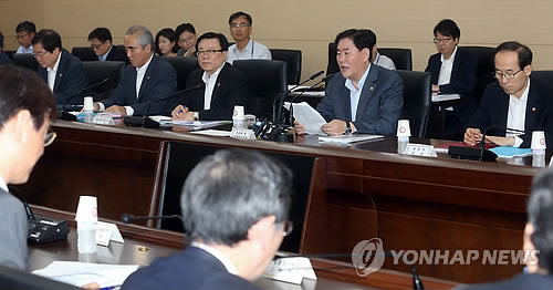 최경환 부총리 겸 기획재정부 장관이 27일 정부세종청사 기재부 대회의실에서 열린 경제관계장관회의에서 모두 발언을 통해 2016년 300인 이상 기업부터 단계적으로 기업의 퇴직연금 도입을 의무화하겠다고 밝히고 있다.