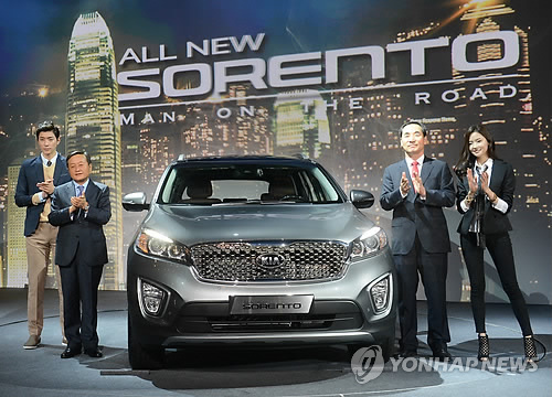 28일 오전 서울 강남구 삼성동 그랜드 인터컨티넨탈 호텔에서 열린 '올 뉴 쏘렌토' 출시행사에서 기아차 임원과 모델들이 '올 뉴 쏘렌토'를 선보이고 있다.