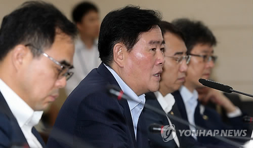 최경환 부총리 겸 기획재정부 장관이 29일 오전 정부세종청사 기재부 대회의실에서 열린 제11차 재정관리협의회에서 모두 발언을 하고 있다.