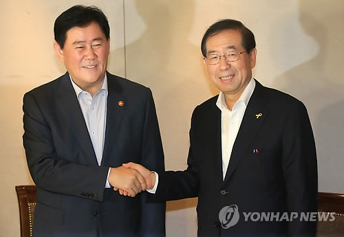 1일 오전 서울 중구 태평로 프레스센터에서 최경환 경제부총리 겸 기획재정부 장관(왼쪽)과 박원순 서울시장이 만나 악수하고 있다.