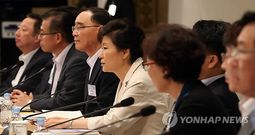 박근혜 대통령이 3일 오후 청와대에서 열린 제2차 규제개혁장관회의 및 민관합동 규제개혁점검회의에서 발언하고 있다.