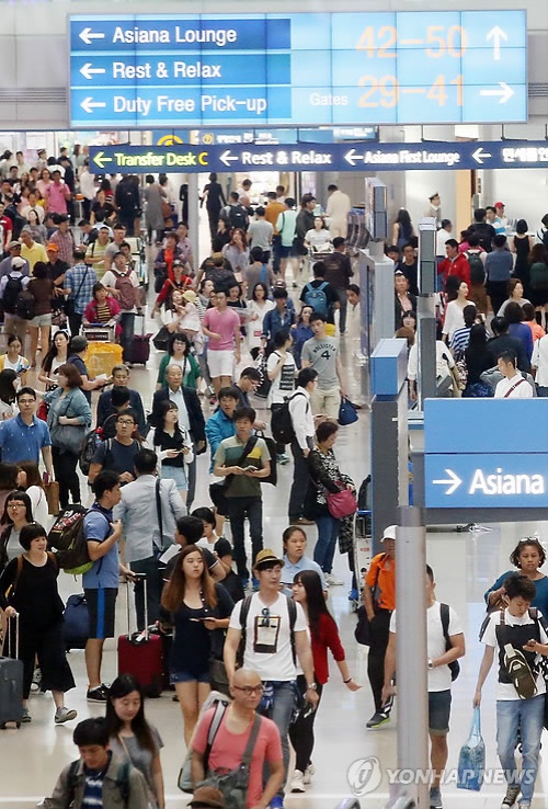 4일 오전 인천공항이 추석연휴를 앞두고 해외로 떠나는 여행객들로 붐비는 모습