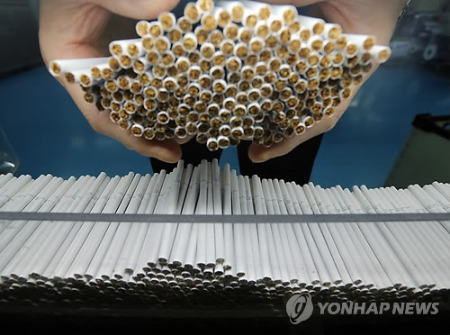 정부가 담뱃값을 2천원 인상하는 것을 포함한 종합금연대책을 발표한 11일 대전에 있는 한국담배인삼공사 신탄진공장 직원들이 담배를 제조·포장하고 있다.