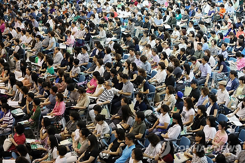 9일 오후 서울 이화여자대학교에서 열린 '2015학년도 수시모집 지원전략 설명회'에서 수험생과 학부모들이 수시 전형 지원전략 등에 대한 설명을 듣고 있다.