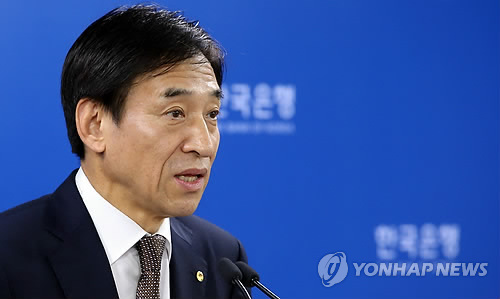 이주열 한국은행 총재가 12일 오전 서울 중구 남대문로 한국은행 기자실에서 통화정책 방향을 설명하고 있다.