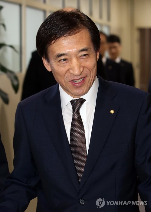 기자실 들어서는 이주열 한은 총재