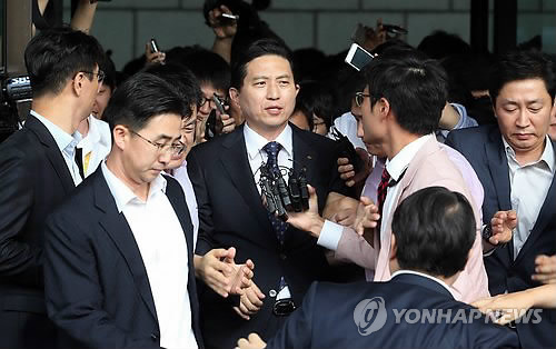 임영록 KB금융지주 회장이 국민은행 주 전산기 교체 문제와 관련한 금융감독원의 중징계조치 등에 대해 소명을 마치고 12일 오후 서울 중구 세종대로 금융위원회를 나서고 있다.