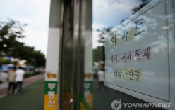 아파트 전셋값 상승세가 계속되는 가운데 올해 서울에서는 동작, 동대문, 구로 지역의 전세가율 상승세가 가파른 것으로 나타났다. 14일 오후 동작구 한 아파트 상가 부동산.