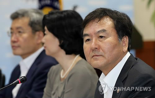 신제윤 금융위원장이 16일 오전 서울 태평로 프레스센터 금융위원회에서 열린 금융혁신위원회에서 생각에 잠겨있다.