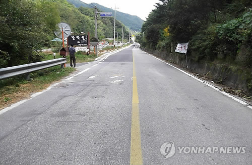 차량의 기어를 풀어놓으면 스스로 오르막길을 거슬러 오르는듯한 착각을 느끼게 하는 충북 제천시 청풍면 학현리의 '도깨비도로' 구간.