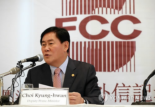 최경환 경제부총리 겸 기획재정부 장관이 16일 오후 서울 중구 프레스센터에서 열린 외신기자 오찬 간담회에서 인사말을 하고 있다.