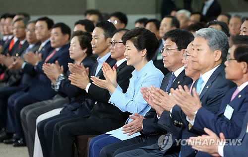박근혜 대통령이 17일 오전 서울 구로구 G밸리 비즈플라자에서 열린 ‘산업단지 출범 50주년 기념식’에서 축하박수를 치고 있다.