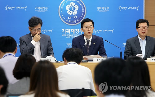 방문규 기획재정부 2차관이 18일 정부세종청사에서 열린 2015년 예산안을 설명하고 있다.