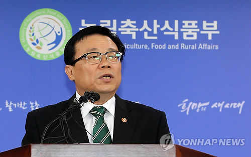 이동필 농림축산식품부장관이 18일 정부세종청사에서 쌀 관세율과 쌀 산업 발전대책에 대한 브리핑을 하고 있다.