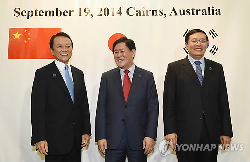 왼쪽부터 아소 다로(麻生太郞) 일본 부총리 겸 재무상, 최경환 부총리, 러우지웨이(樓繼偉) 중국 재정부장.
