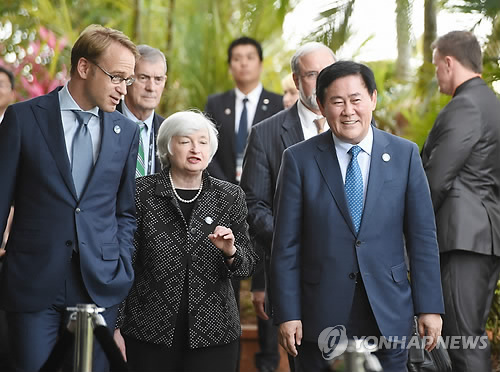 최경환 부총리 겸 기획재정부 장관이 20일 호주 케언즈 힐튼 호텔에서 열린 G20 재무장관·중앙은행 총재 회의에서 참석자들과 기념촬영을 위해 재닛 옐런 미국 연방준비제도(FRB) 의장과 함께 입장하고 있다.