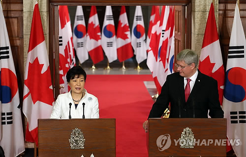 박근혜 대통령과 스티븐 하퍼 캐나다 총리가 22일 오후(현지시간) 캐나다 연방의회에서 공동기자회견을 하고 있다.