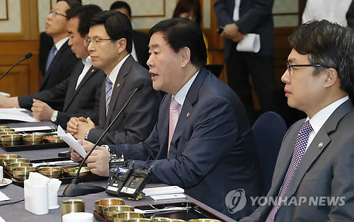 최경환 경제부총리 겸 기획재정부 장관이 24일 오전 국회에서 열린 자영업보호 및 고용안정 대책 당정협의에서 인사말을 하고 있다.