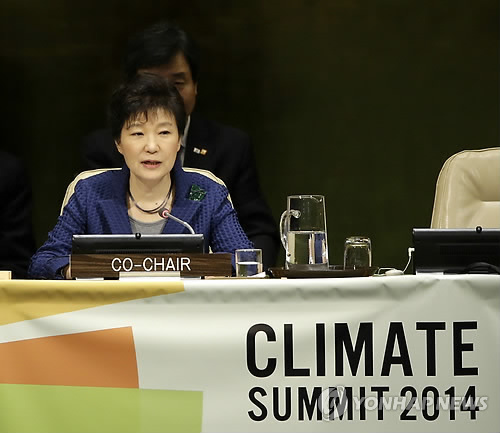 박근혜 대통령이 23일(현지시간) 미국 뉴욕 유엔본부의 기후정상회의 '기후재정' 세션에서 공동의장으로 회의를 진행하고 있다.