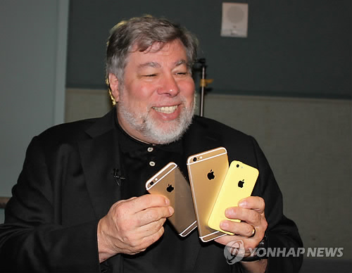 실리콘밸리 최고의 전설인 애플 공동창업자 스티브 워즈니악(64)이 아이폰 6, 아이폰 6 플러스, 아이폰 5c를 한꺼번에 꺼내서 보여 주고 있다.