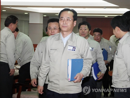 현대차 노사가 29일 올해 임금협상 잠정합의안을 도출했다. 윤갑한 현대차 사장이 합의를 마친 후 울산공장 내 교섭장에서 나오고 있다.