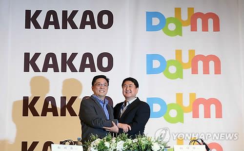 지난 5월 합병 공동기자회견에 참석한 최세훈 다음커뮤케이션 대표(왼쪽)와 이석우 카카오 대표.