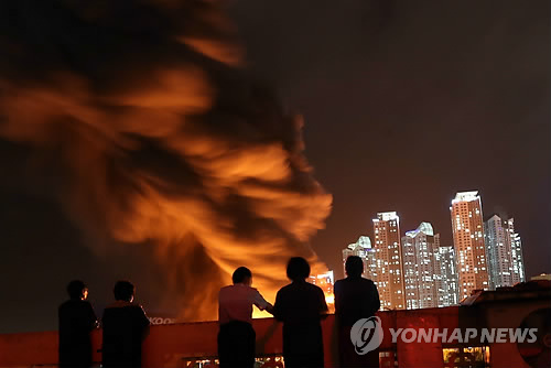 30일 오후 8시 55분께 대전 대덕구 한국타이어 공장에 불이 나 소방당국이 진화작업을 벌이고 있다.