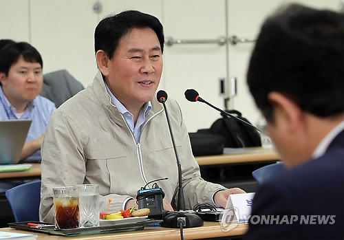 최경환 경제부총리 겸 기획재정부 장관이 1일 오후 대전 유성구 사이언스대덕어린이집에서 열린 지역 관계자와의 간담회에서 인사말을 하고 있다.