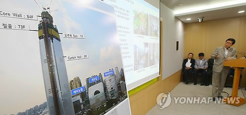 2일 오전 서울 시청 브리핑룸에서 열린 제2롯데월드 저층부 임시사용 승인 관련 기자회견에서 이건기 행정2부시장이 브리핑을 하고 있다.