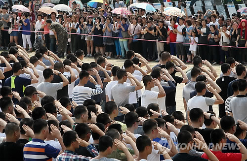 102보충대에서 입영 장정들이 부모에게 경례하고 있다.
