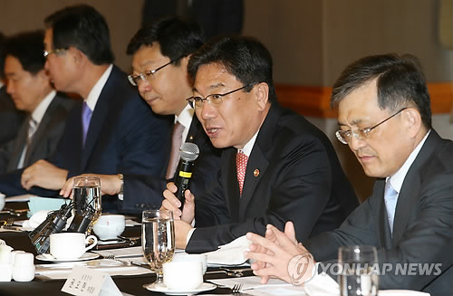 윤상직 산업통상자원부 장관이 6일 오전 서울 서초구 JW메리어트호텔에서 열린 '주요기업 투자간담회'에서 모두발언을 통해 최근 경제동향을 공유하고, 대기업의 적극적인 투자를 당부하고 있다.