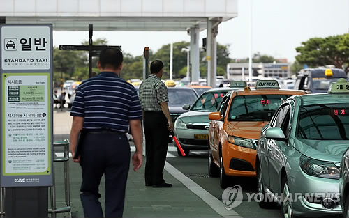 서울시 특별 단속반이 지난달 15일 오후 서울 김포공항 택시 승강장에서 외국인을 상대로 불법 영업을 하는 택시 단속 활동을 벌이고 있다.