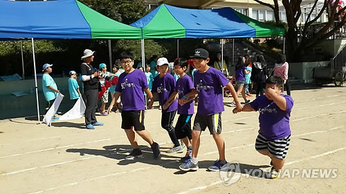 사진은 연골무형성증으로 다른 친구보다 키가 20∼30㎝가량 작은 김기국(12)군(맨 오른쪽)과 학급친구들의 모습.