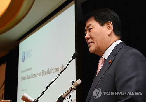 최경환 부총리 겸 기획재정부 장관이 9일(현지시간) 뉴욕 포시즌호텔에서 한국경제설명회를 개최, 해외투자자 및 글로벌 금융기관 이코노미스트들에게 프레젠테이션을 하고 있다.