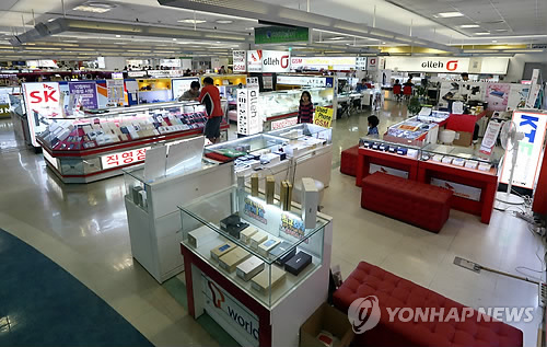 서울 용산구 한 휴대전화 판매점의 한산한 모습.