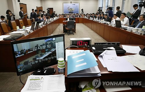 13일 오전 국회에서 열린 산업통상자원위원회의 산업통상자원부에 대한 국정감사가 장관의 국감자료 검열 지시 논란으로 일시 중지됐다.